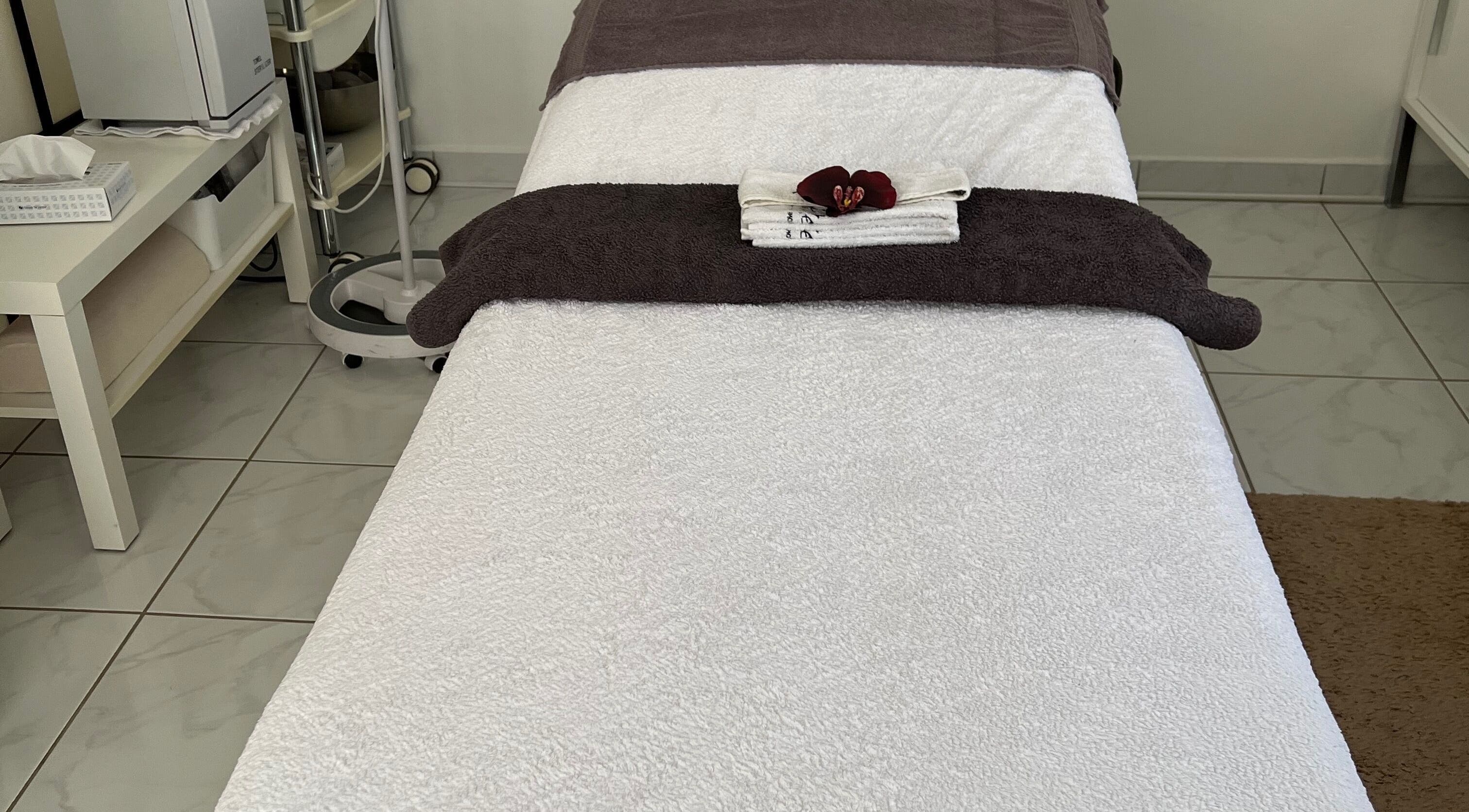 Massagebed bij HOLISTIC BEAUTY EDITH, Willemstad, Curaçao, CW biedt rustgevende wellness ervaring.