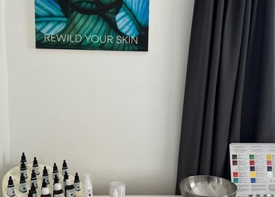 Rustgevende ruimte met huidproducten bij HOLISTIC BEAUTY EDITH, Willemstad, Curaçao, CW. Inspirerende wanddecoratie.