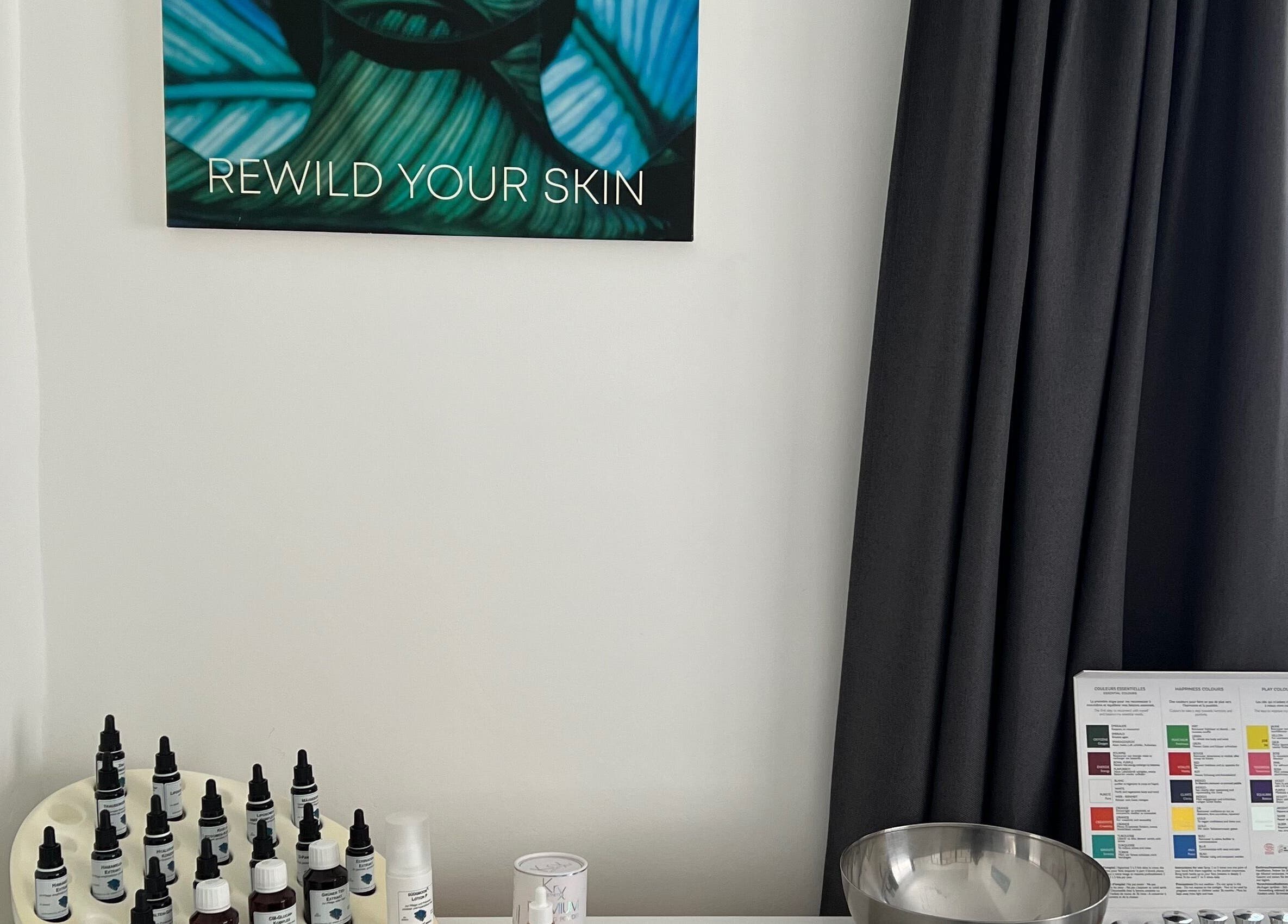 Rustgevende ruimte met huidproducten bij HOLISTIC BEAUTY EDITH, Willemstad, Curaçao, CW. Inspirerende wanddecoratie.