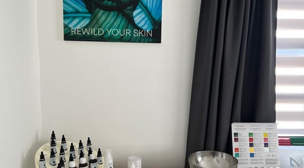 Rustgevende ruimte met huidproducten bij HOLISTIC BEAUTY EDITH, Willemstad, Curaçao, CW. Inspirerende wanddecoratie.