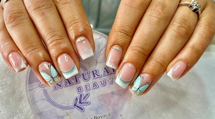 Arte de uñas con mariposa azul en Natural Beauty, Samacá, Boyacá, CO.