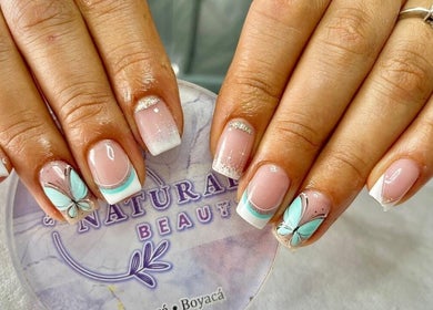 Uñas decorativas en Natural Beauty, Samacá, Boyacá, CO, muestran diseño elegante y floral.