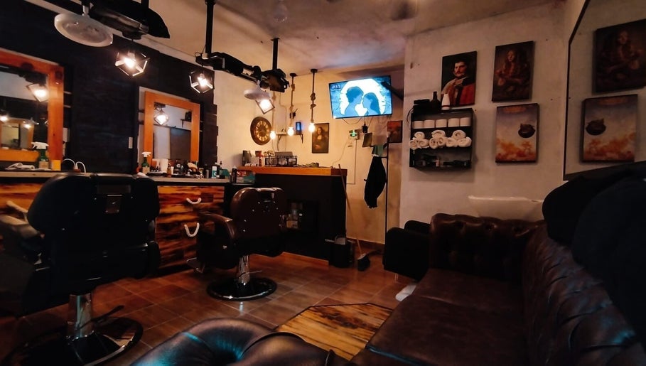 Interior elegante de HH Altair's Barbershop Reborn, El Cooperativo, Estado De México, MX con sillones y decoraciones.