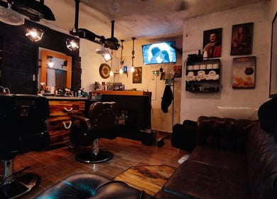 Interior elegante de HH Altair's Barbershop Reborn, El Cooperativo, Estado De México, MX con sillones y decoraciones.