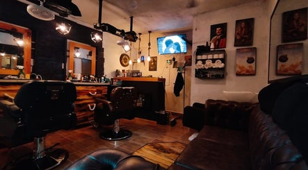 Interior elegante de HH Altair's Barbershop Reborn, El Cooperativo, Estado De México, MX con sillones y decoraciones.
