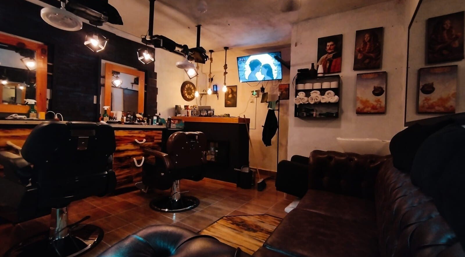 Interior elegante de HH Altair's Barbershop Reborn, El Cooperativo, Estado De México, MX con sillones y decoraciones.