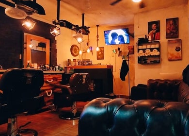 Interior acogedor de HH Altair's Barbershop Reborn en El Cooperativo, Estado De México, MX, con decoración vintage.