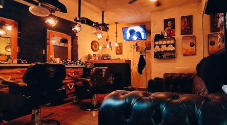 Interior acogedor de HH Altair's Barbershop Reborn en El Cooperativo, Estado De México, MX, con decoración vintage.