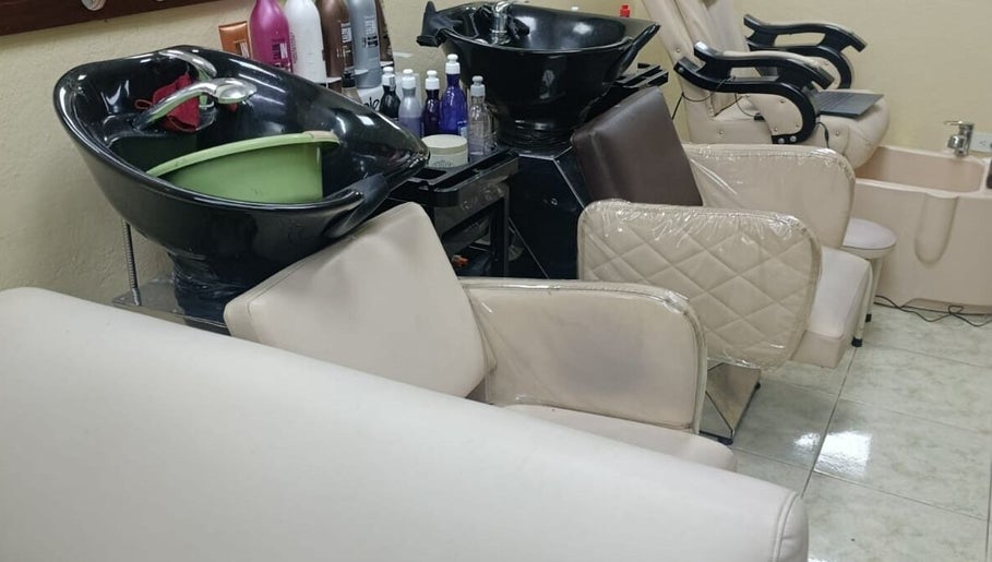 Lavabos modernos en Alajas Peluquería, Quito, Pichincha, EC. Elegancia y confort para el cuidado capilar.