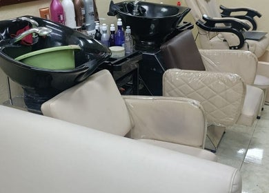 Lavabos modernos en Alajas Peluquería, Quito, Pichincha, EC. Elegancia y confort para el cuidado capilar.