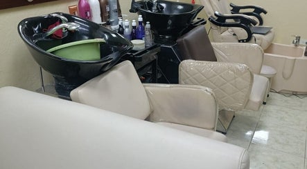 Lavabos modernos en Alajas Peluquería, Quito, Pichincha, EC. Elegancia y confort para el cuidado capilar.