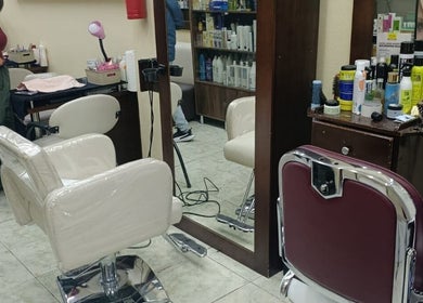 Interior de Alajas Peluquería en Quito, Pichincha, EC, mostrando sillas y productos de belleza.