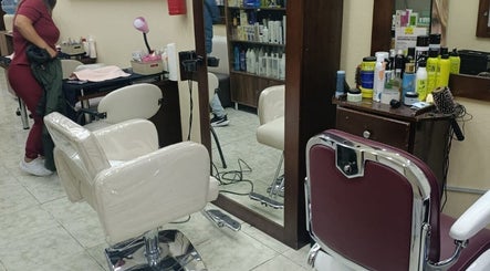 Interior de Alajas Peluquería en Quito, Pichincha, EC, mostrando sillas y productos de belleza.