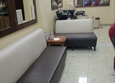 Espacio acogedor en Alajas Peluquería, Quito, Pichincha, EC, con asientos cómodos y ambiente moderno.