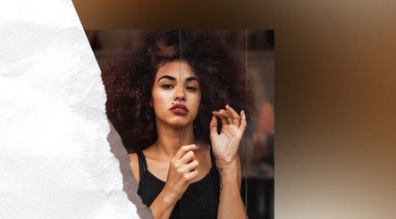 Woman with curly hair at CurlyCrown, Willemstad, Curaçao, CW, reflecting beauty and confidence.