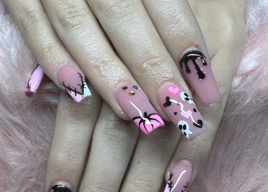 Diseño único de uñas rosadas en Medusa Nails, Greenacres, Florida, US, con detalles artísticos en negro.