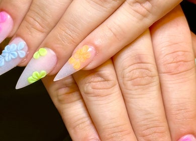Uñas con flores coloridas en Medusa Nails, Greenacres, Florida, US.