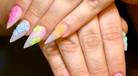 Uñas con flores coloridas en Medusa Nails, Greenacres, Florida, US.