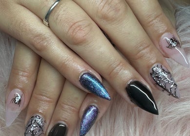 Manicura artística en Medusa Nails, Greenacres, Florida, US. Uñas con diseños únicos y sofisticados.