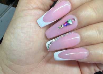 Manicura con brillantes en Medusa Nails, Greenacres, Florida, US.