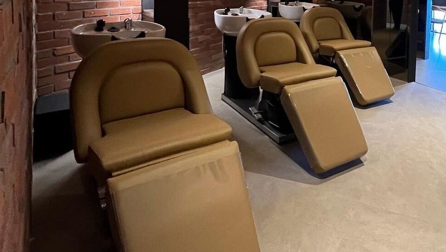 Comfortable salon chairs at JUNO Hair Garden Dosan 花园都山店 ガーデン・ドサン店 in 서울특별시, 서울특별시, KR.