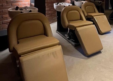 Comfortable salon chairs at JUNO Hair Garden Dosan 花园都山店 ガーデン・ドサン店 in 서울특별시, 서울특별시, KR.