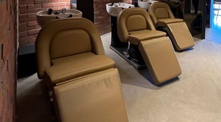 Comfortable salon chairs at JUNO Hair Garden Dosan 花园都山店 ガーデン・ドサン店 in 서울특별시, 서울특별시, KR.