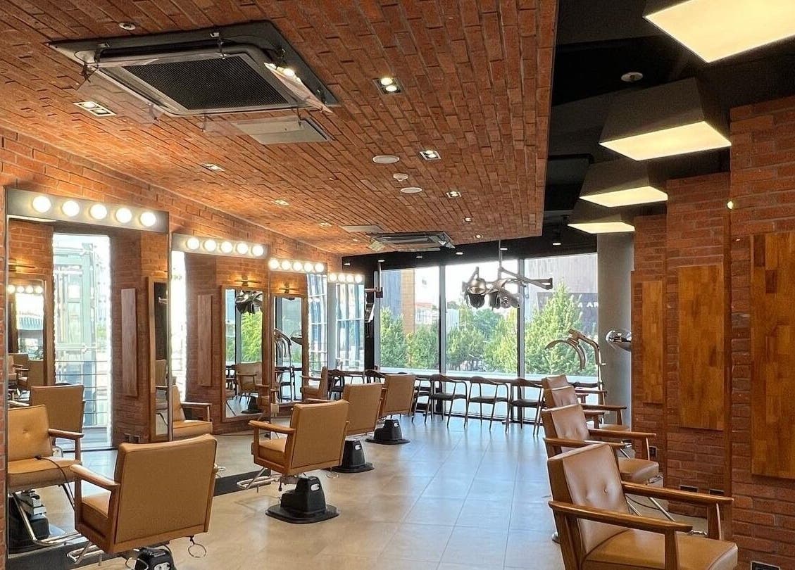Inside JUNO Hair Garden Dosan with stylish chairs and mirrors. Located at 서울특별시, 서울특별시, KR.