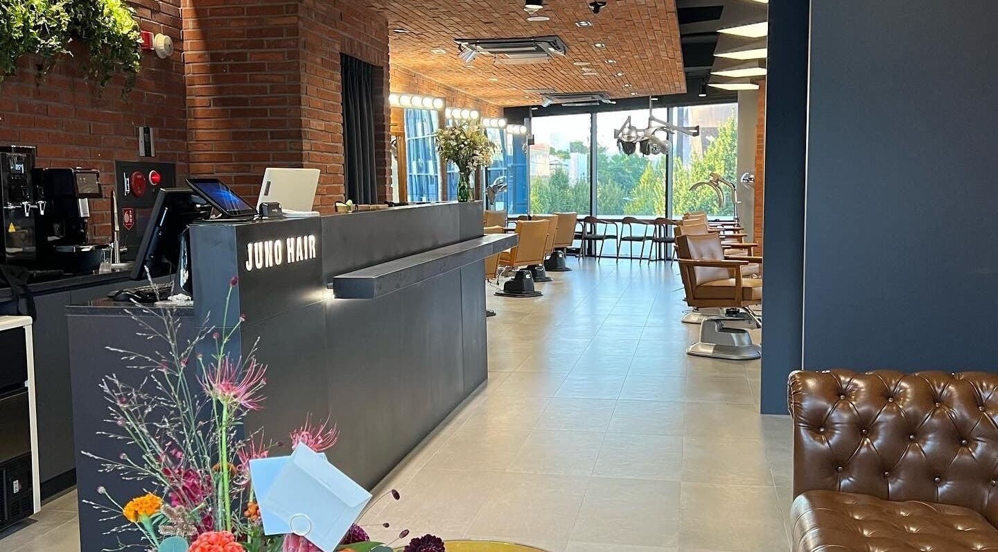 Sophisticated interior of JUNO Hair Garden Dosan 花园都山店 ガーデン・ドサン店 in 서울특별시, 서울특별시, KR.