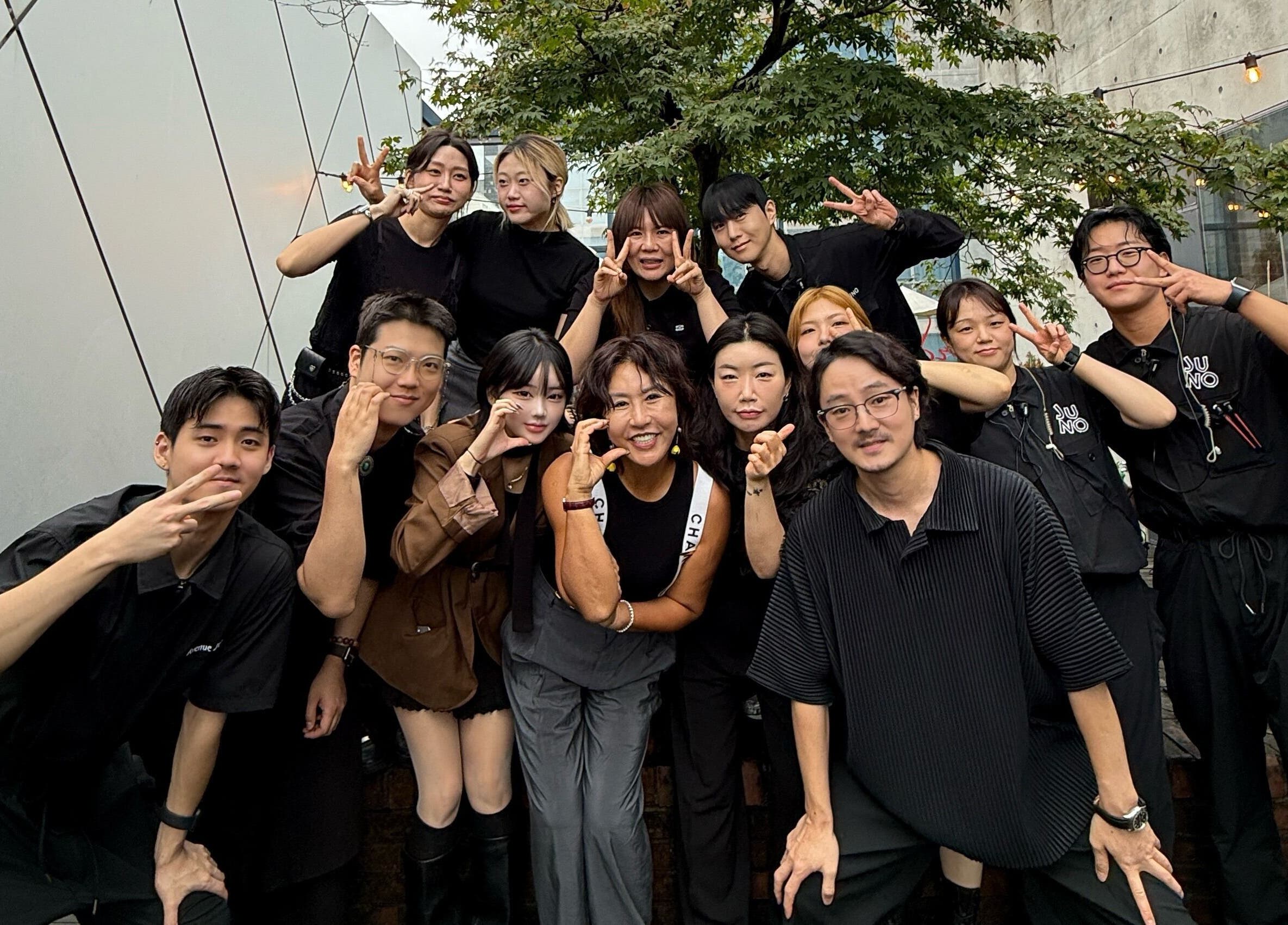 Happy JUNO Hair Garden Dosan team posing together outdoors in 서울특별시, 서울특별시, KR.