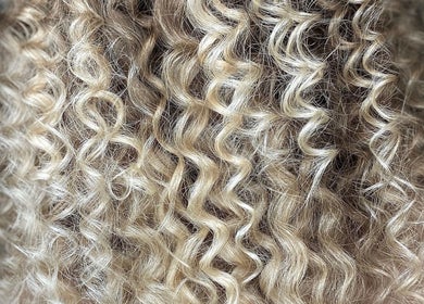 Šviesūs garbanoti plaukai grožio salone Hair by Irma End, Kretinga, Klaipėdos Apskritis, LT