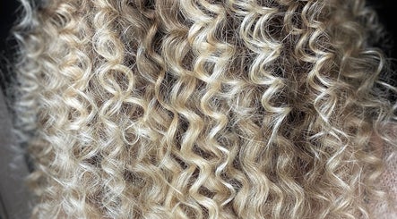 Šviesūs garbanoti plaukai grožio salone Hair by Irma End, Kretinga, Klaipėdos Apskritis, LT