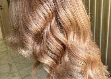 Švelnios blondinės garbanos kirpykloje Hair by Irma End, Kretinga, Klaipėdos Apskritis, LT.