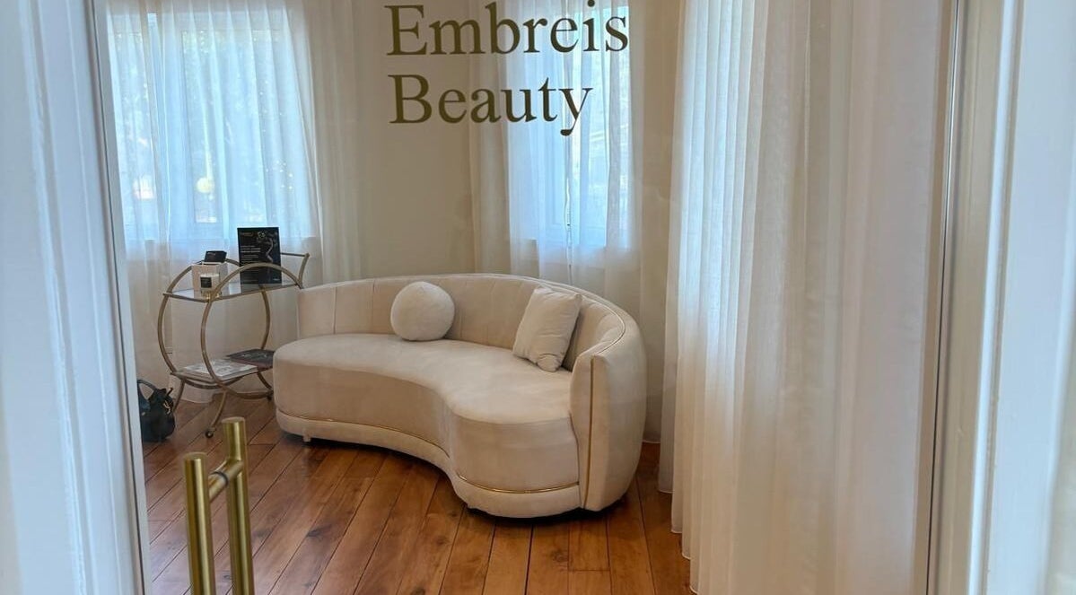 Cozy, elegant waiting area at Embreis Beauty, Auckland, NZ with plush seating and gentle lighting.