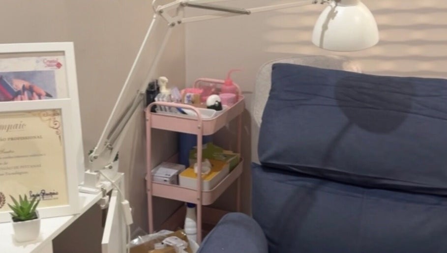 Cozy treatment area with pink cart at ISBeauty, Corroios, Setúbal, PT. Inviting ambiance for wellness.