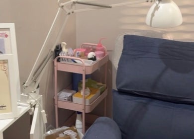 Cozy treatment area with pink cart at ISBeauty, Corroios, Setúbal, PT. Inviting ambiance for wellness.