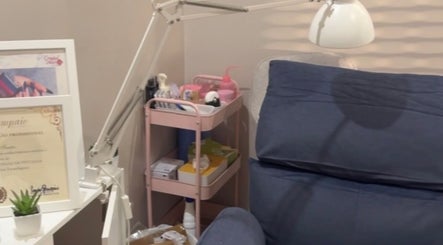 Cozy treatment area with pink cart at ISBeauty, Corroios, Setúbal, PT. Inviting ambiance for wellness.