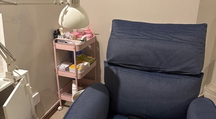 Modern reclining chair and lamp at ISBeauty, Corroios, Setúbal, PT.