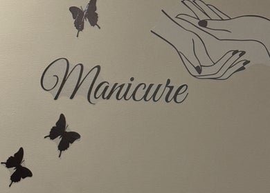 Manicure wall art with butterflies at ISBeauty, Corroios, Setúbal, PT.