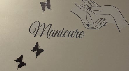 Manicure wall art with butterflies at ISBeauty, Corroios, Setúbal, PT.