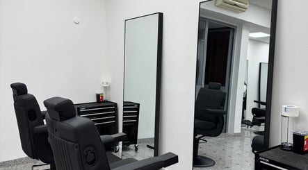 Prefinjen studio AS Barbershop v Ljubljani, Ljubljana, SI z modernimi črnimi stoli in ogledali.