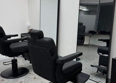 Elegantna brivska stolčka v AS Barbershop, Ljubljana, Ljubljana, SI.