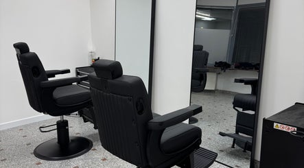Elegantna brivska stolčka v AS Barbershop, Ljubljana, Ljubljana, SI.
