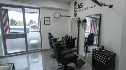 Sodoben prostor AS Barbershop, Ljubljana, Ljubljana, SI z dvema udobnima stoloma in velikim ogledalom.