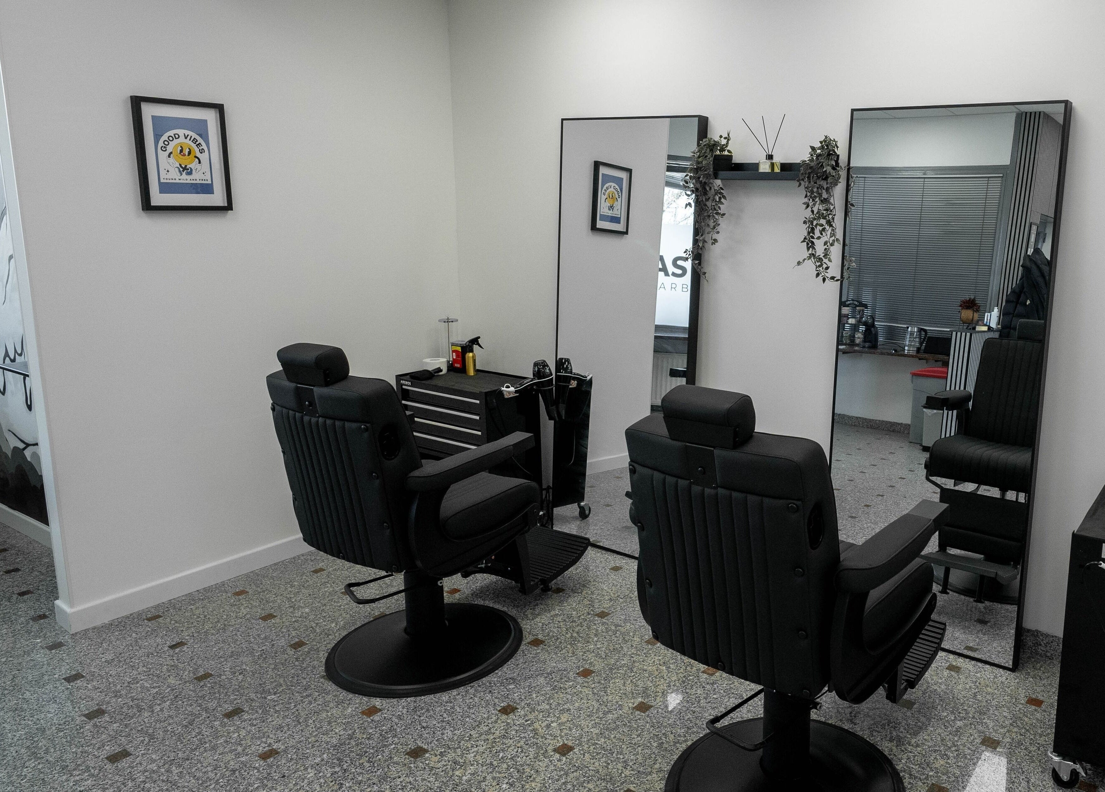 Eleganten notranji pogled na AS Barbershop, Ljubljana, Ljubljana, SI s črnimi stolčki.