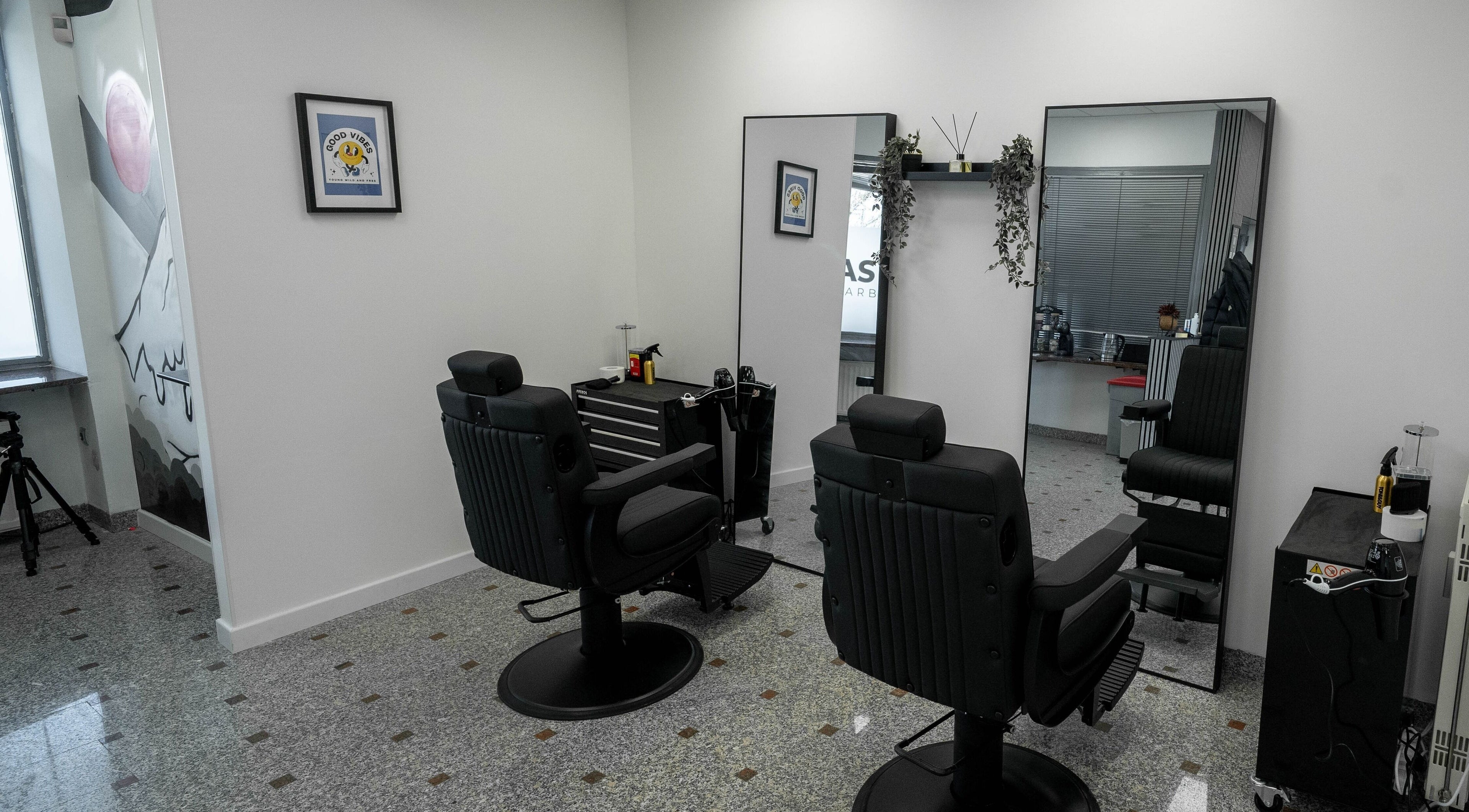 Eleganten notranji pogled na AS Barbershop, Ljubljana, Ljubljana, SI s črnimi stolčki.