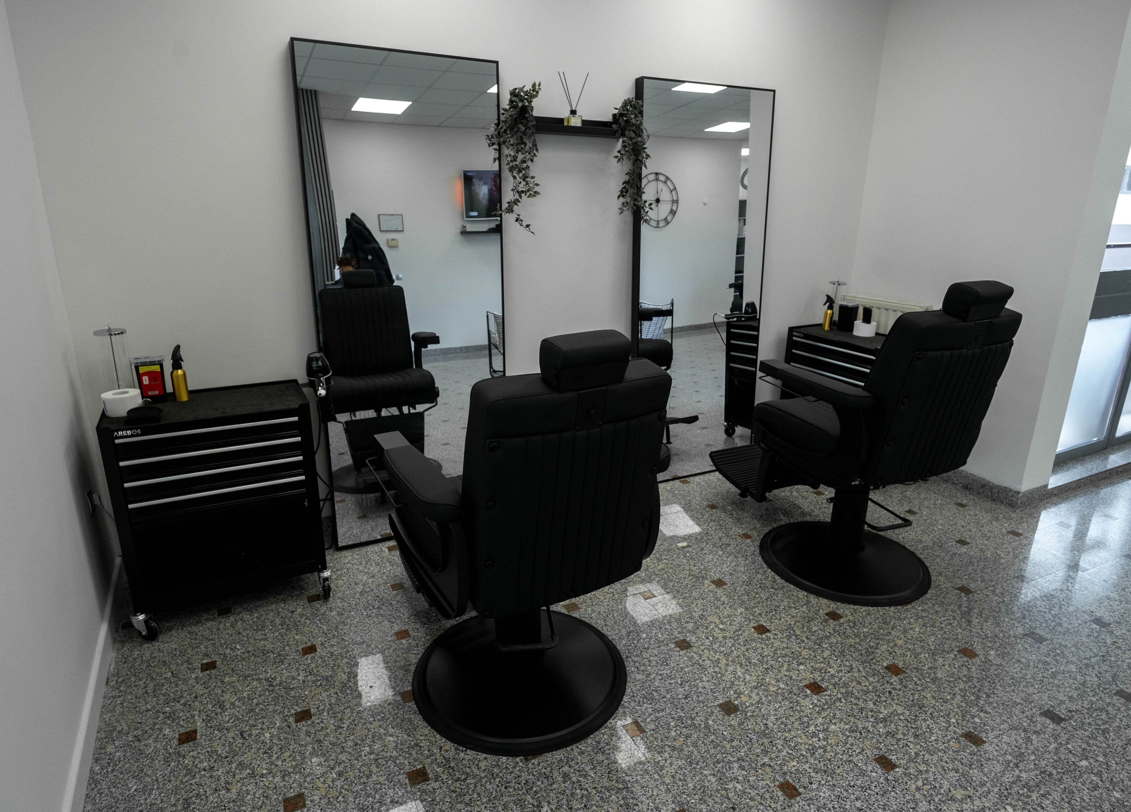 Elegantni brivski stoli pri AS Barbershop v Ljubljani, Ljubljana, SI.