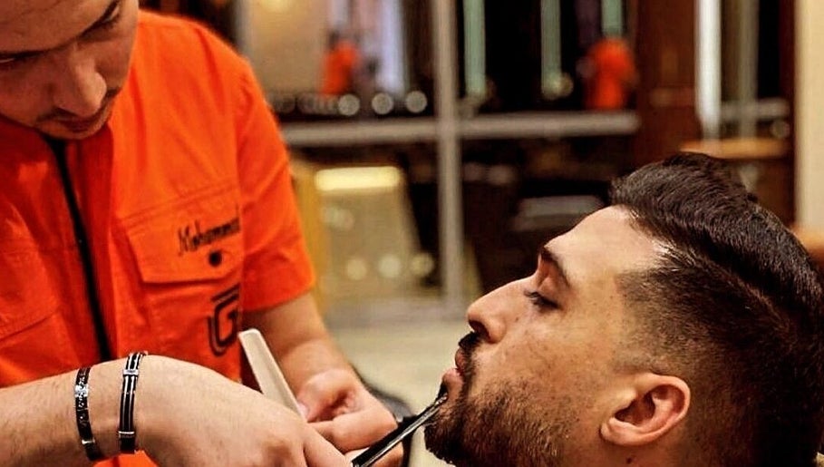 Expert barber providing grooming services at Mohamad maamari, Salmiya, KW.
