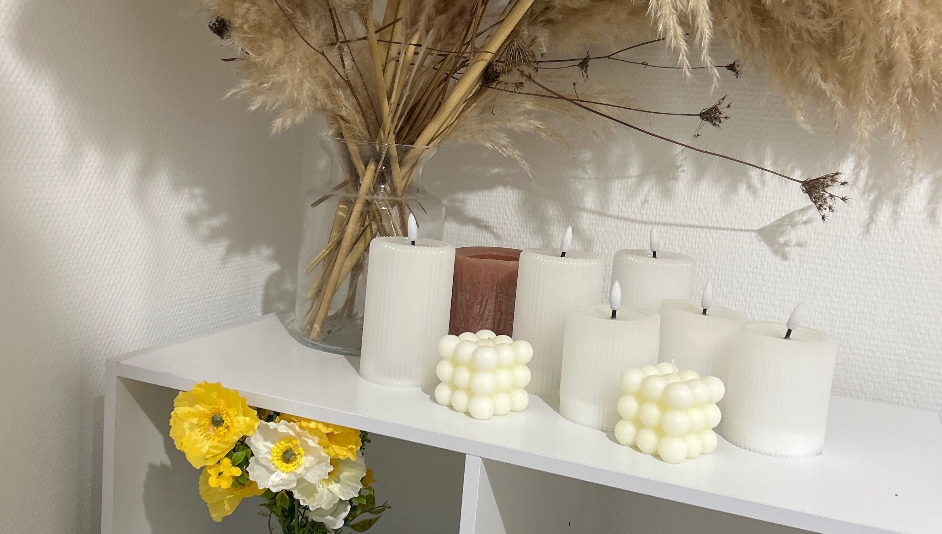 Chaleureux espace avec bougies et fleurs chez Beauté des yeux, Mont-de-marsan, Nouvelle-aquitaine, FR.