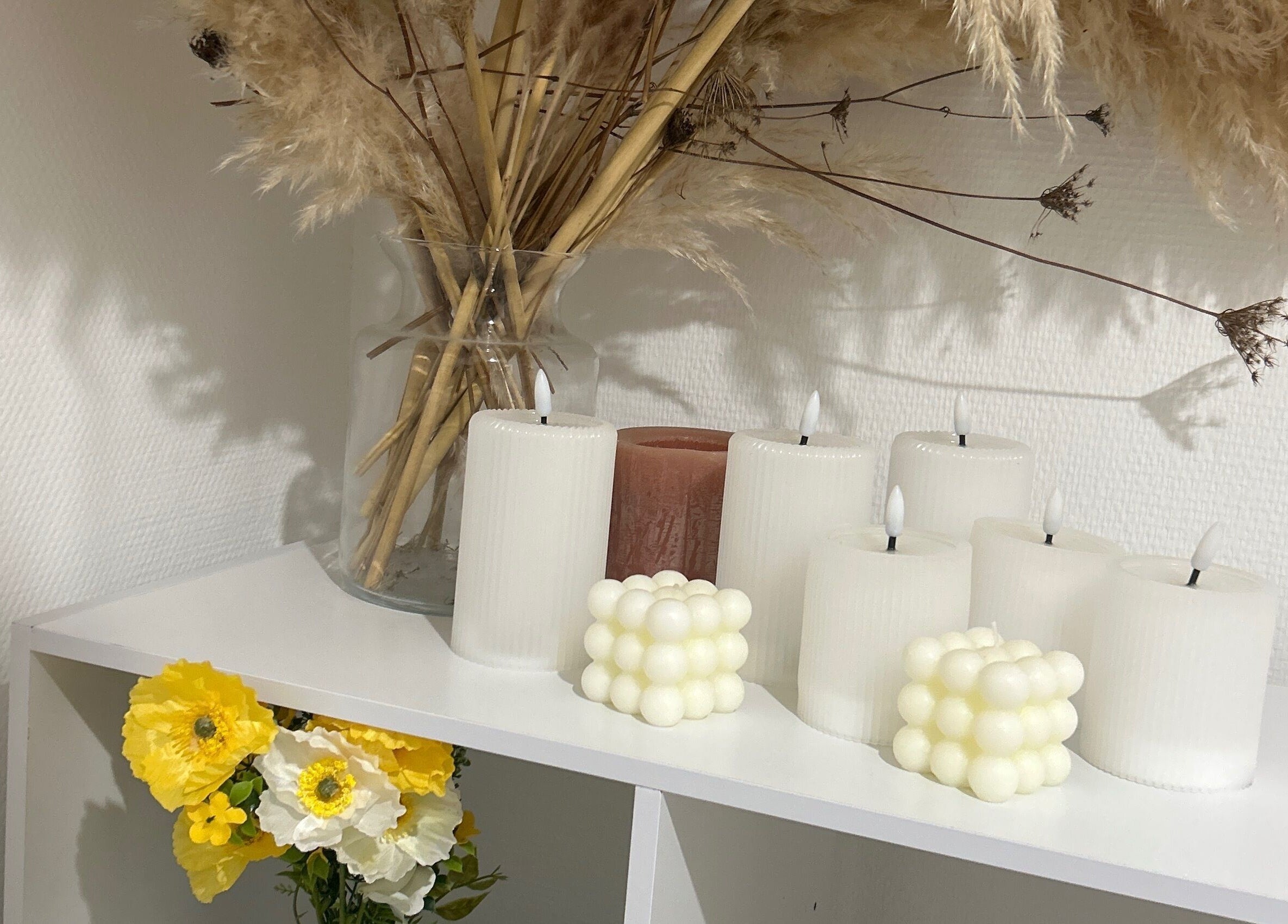 Chaleureux espace avec bougies et fleurs chez Beauté des yeux, Mont-de-marsan, Nouvelle-aquitaine, FR.